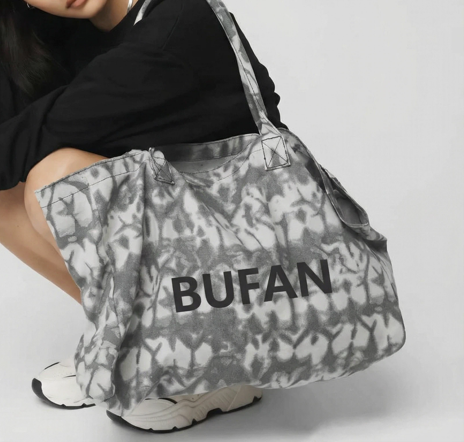 BF Iconic unisex camouflage leopard print oversized waterproof yoga handbag with fashionable canvas style and zipper